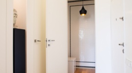 Mieszkanie z „ukrytym” gabinetem BIZNES, Kultura - Kwintesencją aranżacji mieszkania jest minimalizm bazujący na dobrej jakości materiałach. Co więcej, oszczędność formy pozwoliła na wygospodarowanie dodatkowego pomieszczenia – gabinetu.