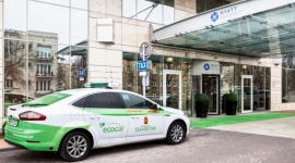 Goście hotelu Hyatt Regency Warsaw pojadą taksówkami EcoCar BIZNES, Kultura - Stołeczna korporacja taksówkarska EcoCar i hotel Hyatt Regency Warsaw rozpoczęły współpracę Warszawa, Polska – luty 2014: Od 13 lutego 2014 roku goście hotelu Hyatt Regency Warsaw są obsługiwani przez jednolitą i elegancką flotę taksówek z logo EcoCar.