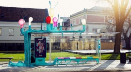 Nietypowy grający przystanek w centrum Warszawy wybudowany przez McDonald’s