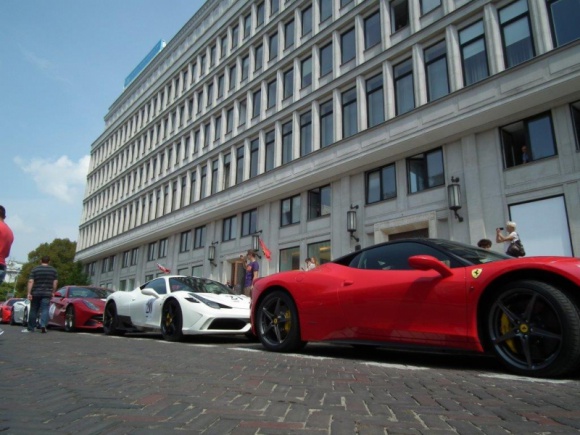 Kawalkada Ferrari Costa Baltica na dziedzińcu CBF „Nowy Świat”! BIZNES, Kultura - Już jutro, 28 lipca br., Centrum Bankowo-Finansowe „Nowy Świat” zostanie opanowane przez superszybkie samochody.