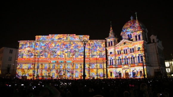 Największy festiwal światła w Polsce już w ten weekend BIZNES, Kultura - Light . Move. Festiwal. zamienia centrum Łodzi w magiczną krainę iskrzącą milionami barw. Każdej jesieni festiwal światła podświetla zabytkowe kamienice kolorowymi iluminacjami, wyświetlane są mappingi 2D/3D, wielkoformatowe projekcje oraz instalacje świetlne.