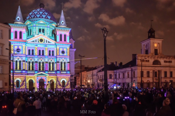 Rozbłysły kolorowe światła Light. Move. Festival. 2017 BIZNES, Kultura - Tłumy przeszły w piątek ulicą Piotrkowską, aby zobaczyć siódmą edycję Light. Move. Festival. Rekordowa 15-kilometrowa trasa festiwalowa zapełniła się zwiedzającymi łodzianami i przyjezdnymi z innych miast. Czy padnie rekord frekwencyjny? Wiele na to wskazuje.