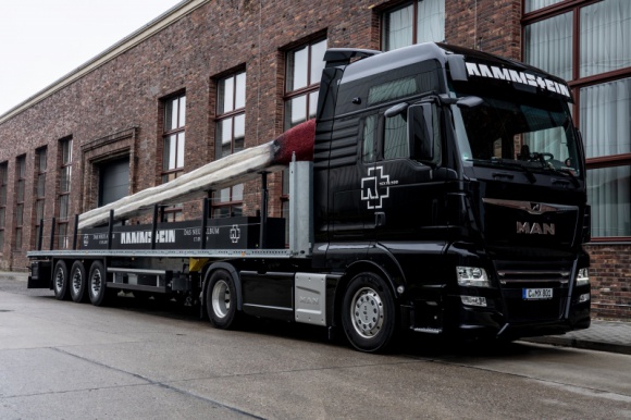 Rammstein Truck Tour w Polsce BIZNES, Kultura - 24 maja do Silesia Center, przyjedzie ciężarówka z wielką zapałką, aby promować nową płytę zespołu Rammstein (Universal Music). Ten swoisty happening potrwa od 16:00 do 19:00. Stacja Antyradio wraz z siecią Empik jest partnerem akcji.