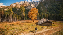 Jesień możliwości w trydenckich Dolomitach BIZNES, Kultura - Jesień to idealny moment na połączenie aktywności pod gołym niebem z kosztowaniem regionalnych dań. We Trentino nie zabraknie okazji do podziwiania gór oraz odkrywania lokalnej kuchni dzięki wydłużonemu funkcjonowaniu schronisk i wyciągów oraz inicjatywie „I Rifugi del Gusto”.